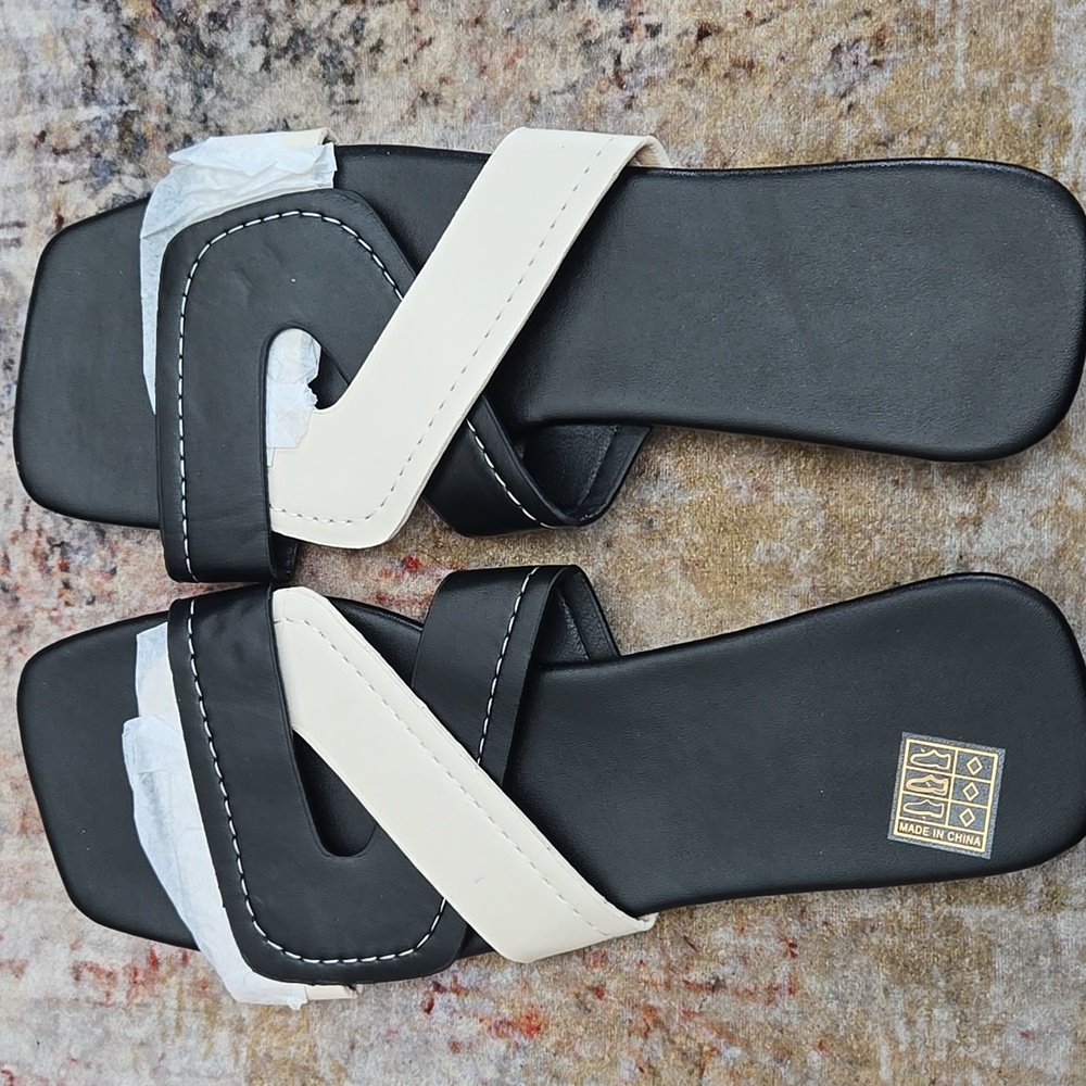 Cream/black 7.5 sandal nwt